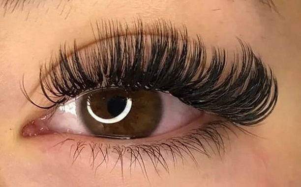 Celebra el Día Mundial de las Pestañas con una mirada de infarto