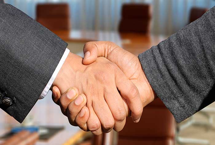 Amistad en el trabajo: 3 formas en que beneficia a una empresa