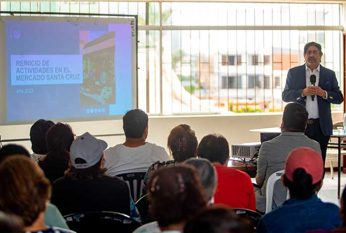 Miraflores: alcalde Carlos Canales coordina con comerciantes el reinicio de actividades en mercado Santa Cruz