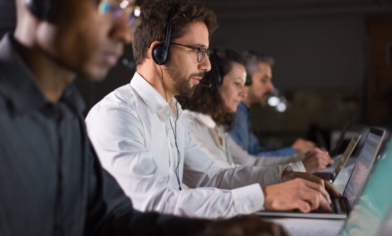 Business Empresarial.- El procesamiento del lenguaje natural (NLP, por sus siglas en inglés) es una rama de la inteligencia artificial que media la interacción entre la tecnología y el lenguaje humano. Es una herramienta de interpretación lingüística que permite decodificar el lenguaje para detectar datos y hasta generar contenidos. Lo que la vuelve una herramienta clave al momento de analizar las comunicaciones es su capacidad de procesar un párrafo, un texto o un diálogo, y de extraer de allí, con una precisión de hasta el 95%, la información relevante según sea cada caso. En un mundo donde gestionar de forma eficiente las interacciones con los clientes es clave para las empresas, a tal punto que su éxito o fracaso dependerá del tipo de experiencia que vivencien los usuarios al momento de mantener contacto con la organización -sea esta pública o privada-, contar con soluciones que permitan identificar cuál es el motivo de contacto, así como la emocionalidad de quien lo genera, brinda a los operadores la posibilidad de comprender -de antemano- si el tono de la conversación será positivo o negativo desde el momento inicial, y así actuar de manera acorde en pos de ofrecer la mejor experiencia. Mediante el procesamiento del lenguaje natural, la experiencia del cliente cobra un nuevo significado. Y es allí hacia donde se dirigen las empresas hoy en día. Los consumidores no solo quieren atención inmediata, eficaz y sencilla, sino también un servicio que logre anticipar sus necesidades y complementar su proceso con valor agregado. En este sentido, la incorporación de Inteligencia Semiótica a las plataformas de atención omnicanal a través de las cuales las empresas centralizan en una única solución el contacto con sus usuarios proveniente de diversos canales (website, teléfono, WhatsApp, chatbots, entre otros), agrega una “capa de comprensión” y brinda a quien gestiona la interacción una hoja de ruta más completa que le facilita el trabajo. De esta manera, los colaboradores pueden realizar su labor con mayor previsibilidad -entendiendo desde el comienzo el tono con el que deben abordar cada contacto y tomando acción sobre ello-. Gracias a este “termómetro”, los equipos de servicio al cliente pueden ofrecer una comunicación coherente y sin fricciones, respondiendo de manera más eficaz a cada contacto. Esto tiende a minimizar las situaciones de conflicto e impacta en una mejora sobre la calidad de atención, lo que a su vez genera una disminución de los tiempos de llamada e incrementa el posicionamiento de la organización en el mercado. Hablan Sancho… En la actualidad, las redes sociales, blogs y portales de noticias son espacios donde el público interactúa de forma libre, lo que permite escucharlo “sin filtros”. Para ayudar a las empresas a conocer la emocionalidad de sus clientes en estos canales tan estratégicos, existen herramientas que permiten monitorear las conversaciones que se generan en estos espacios. Las soluciones de Social Listening son el siguiente paso en la interacción ya que permiten tener seguimiento sobre las conversaciones y menciones alrededor de la empresa, con una visión analítica y una orientación a la acción. Esta práctica analiza el estado de ánimo detrás de las publicaciones y permite “escuchar” cuál es el sentimiento (positivo, negativo o neutro) que expresan los usuarios en relación a la marca y la competencia, detectar gustos del buyer persona, cambios en su comportamiento, e incluso conocer tendencias del sector. A partir de tomar conocimiento sobre las conversaciones que se dan en la red, es posible responder a los comentarios de forma proactiva, y mejorar la comunicación con los usuarios y el posicionamiento de la marca. Así mismo, un seguimiento constante y en tiempo real de las redes sociales de la empresa permite identificar oportunidades y tendencias para crear publicaciones que despierten la empatía con los usuarios. En conclusión, la incorporación de IA abre las posibilidades a nuevas iniciativas que mejoren la experiencia del usuario que es, finalmente, la fuerza impulsora de las organizaciones. La aplicación de estas herramientas vitales permite incrementar el conocimiento en todos los puntos de contacto con el cliente, abriendo una ventana de oportunidad para desarrollar estrategias que posicionen a la empresa en un lugar distintivo dentro de su sector. La clave está en “escuchar con inteligencia”.