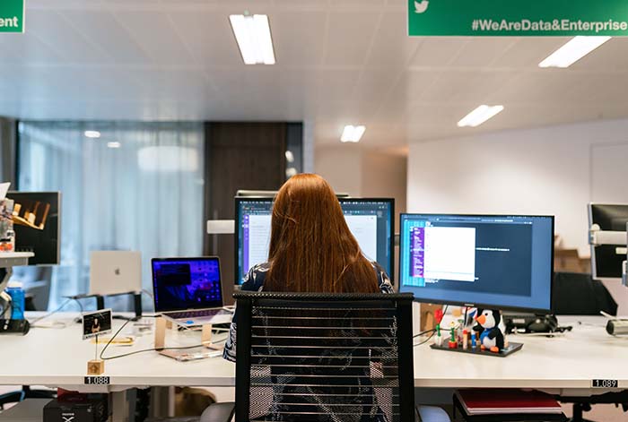 ¿Cuáles son las industrias que más invierten en capacitaciones de idiomas en la región?