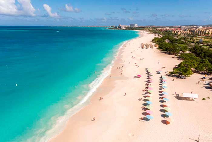 Eagle Beach fue reconocida como la playa número uno del Caribe y la segunda del mundo