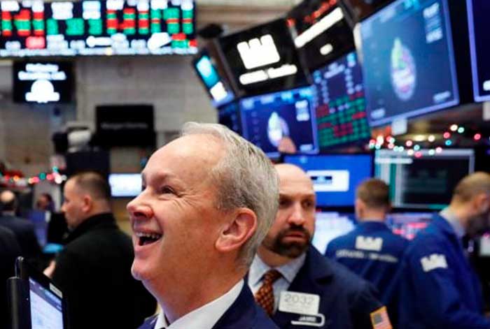 Mercado estadounidense cierra borrando ganancias del día, sector bancario cae con fuerza