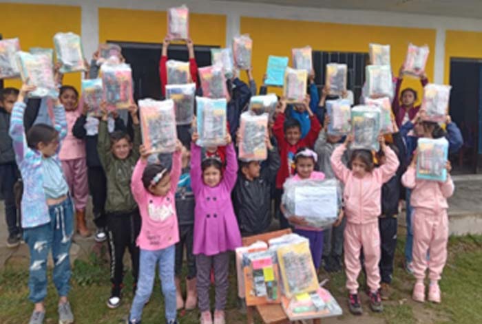 IIMP dona útiles escolares a colegio de zona rural de Amazonas que participó en el Premio Escolar PERUMIN 35