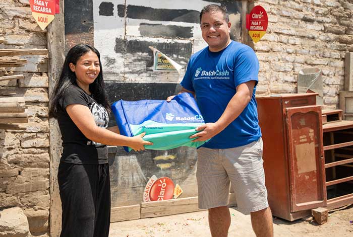 Baldecash regaló laptop nueva a estudiante de Huacho por ser la cliente número 1,000