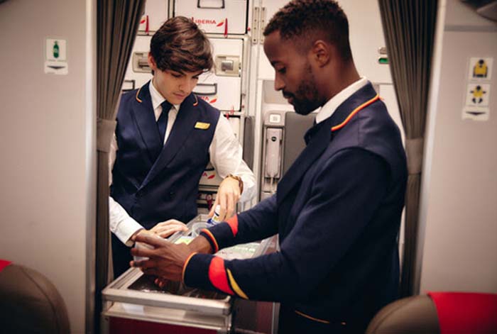 Iberia reducirá este año hasta 200 000 kilos de plástico en sus vuelos