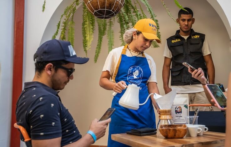 Descubre los secretos de una taza de café perfecta con el Show de Filtrado de Café Vívolo en Visit Santa Marta