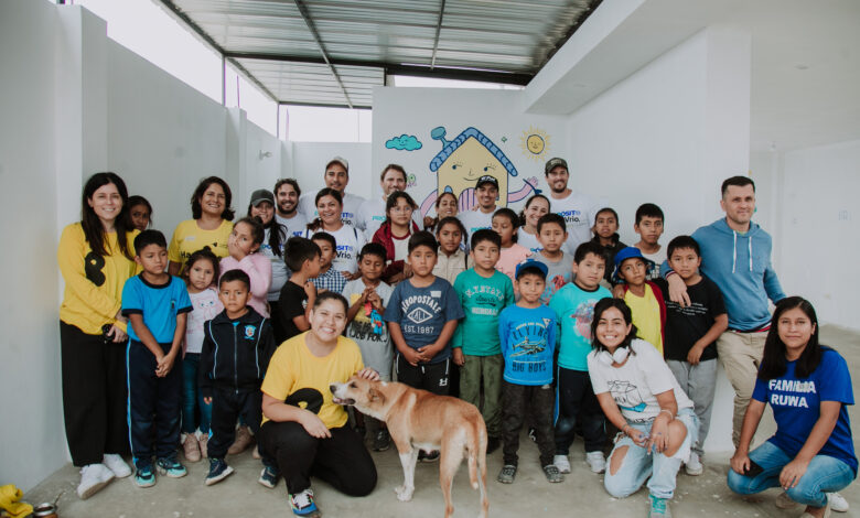 DIRECTV inaugura un centro comunitario para el desarrollo social y renueva cancha deportiva en Manchay