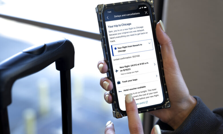 La nueva función de la aplicación de United permite a los clientes volver a reservar y recibir vales de comida y hotel automáticamente