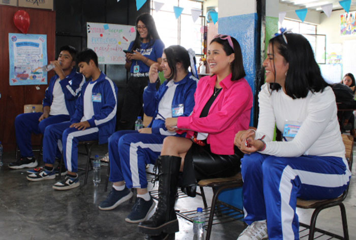 Amy Gutiérrez visita escuela en Carabayllo para promover la educación menstrual