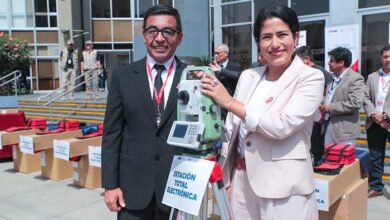 Ministra Lazarte entregó equipos topográficos a alcaldes para mejorar intervenciones en carreteras y puentes