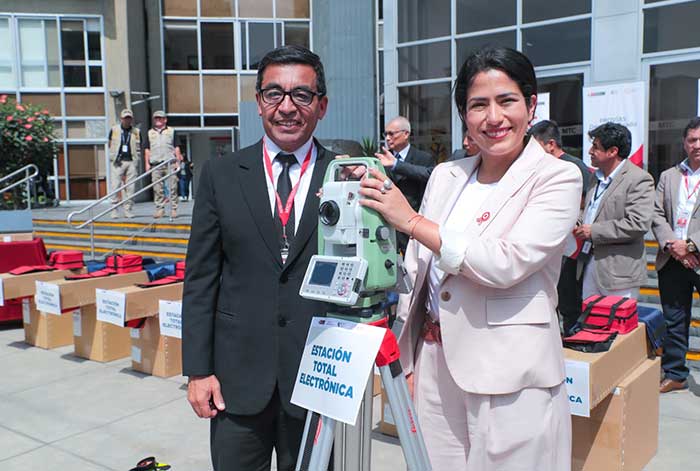 Ministra Lazarte entregó equipos topográficos a alcaldes para mejorar intervenciones en carreteras y puentes