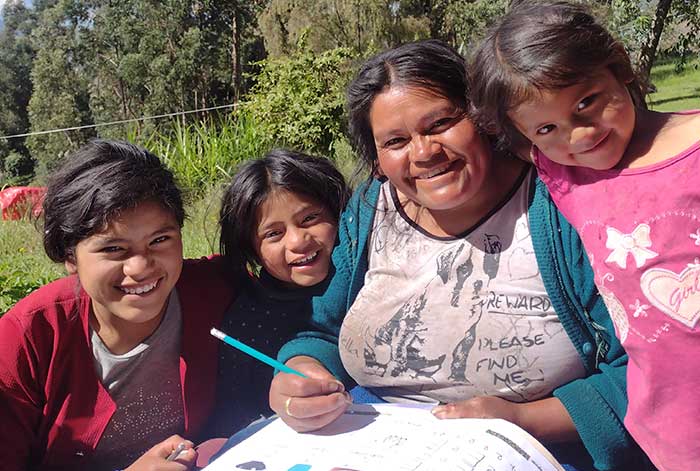 ¿Cuán importante es la alfabetización para lograr un mejor desarrollo económico y social en las zonas rurales del Perú?