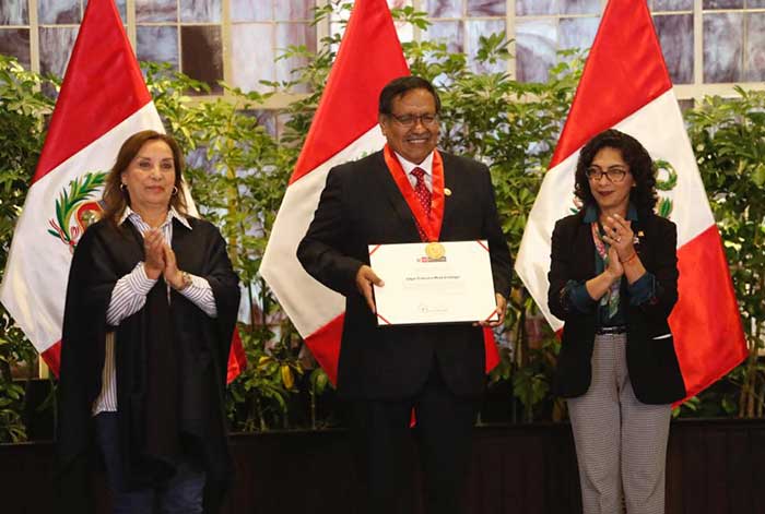 Ministerio de Cultura distingue como Personalidad Meritoria de la Cultura a Edgar Meza Aréstegui en Palacio de Gobierno en el marco del Día Mundial del Folklore