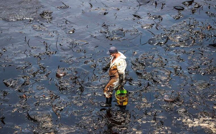 Informe revela impactos no resueltos del derrame de petróleo de Repsol en el mar peruano