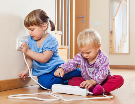 Siete consejos para proteger a los niños contra accidentes eléctricos en casaSiete consejos para proteger a los niños contra accidentes eléctricos en casa