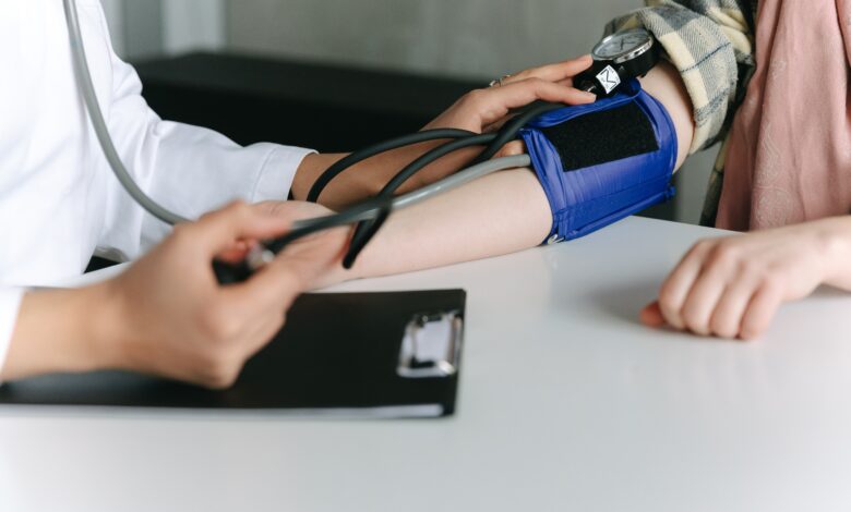 ¿El estrés y la ansiedad causan presión arterial alta?