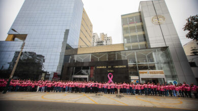 Cámara de Comercio de Lima forma cadena humana rosa para llamar a la prevención contra el cáncer de mama