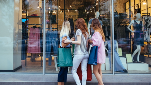 Resultados del Salesforce Shopping Index muestran que los compradores están jugando a la espera