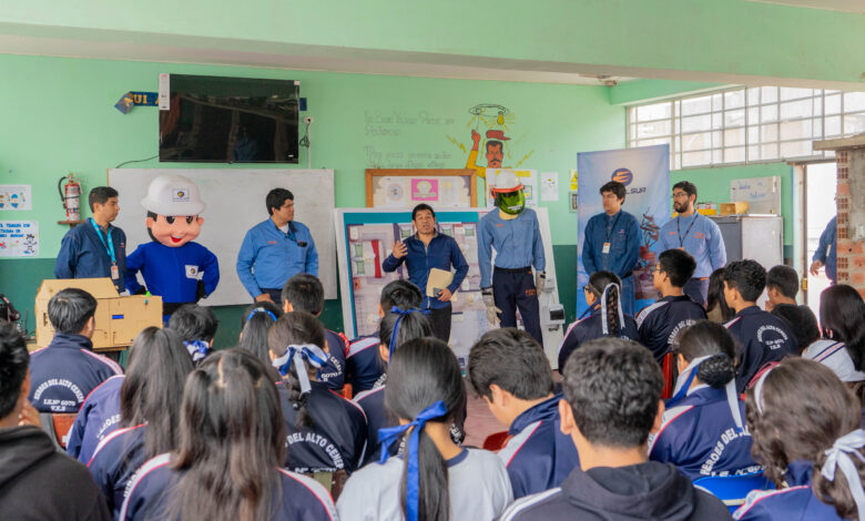 Colegiales de Villa El Salvador recibieron talleres de electricidad por parte de trabajadores de Luz del Sur