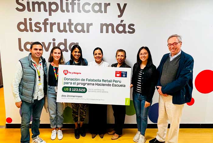Falabella destina cerca de medio millón de soles al programa Haciendo Escuela en beneficio de 13 mil estudiantes de todo el Perú.
