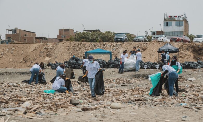 Voluntarios recolectan más de 25 toneladas en la playa Márquez, una de las más contaminadas de Sudamérica