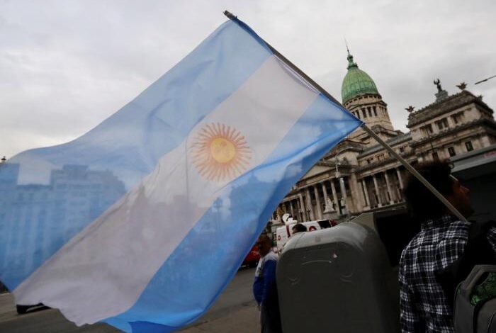 Economía argentina: ¿qué se espera del tipo de cambio, movimiento del mercado de inversiones e impacto en el ciudadano?