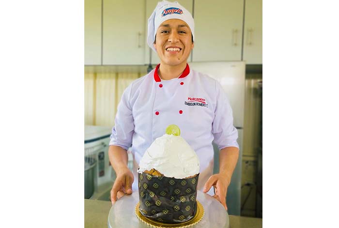 Panaderos peruanos sorprenden con panetón relleno de pie de limón