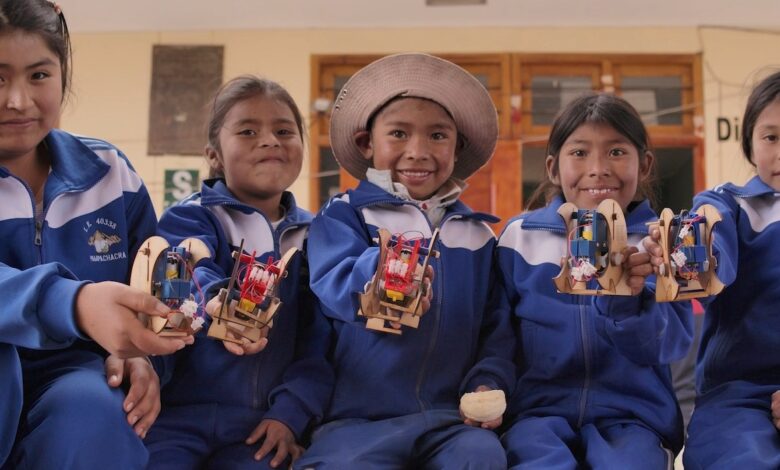 Alrededor de 600 niños de centros poblados de Arequipa aprenden sobre robótica con talleres “Ruwaytech UC”