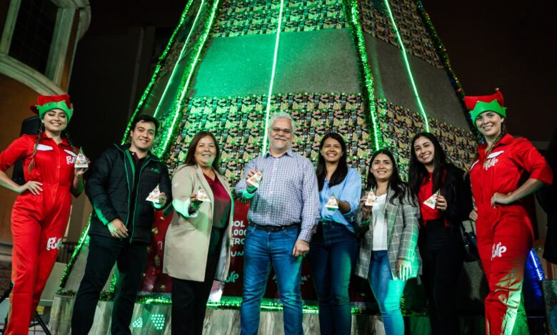 Grupo AJE y Tetra Pak presentan árbol de Navidad elaborado con 60 mil cajas de jugo recicladas