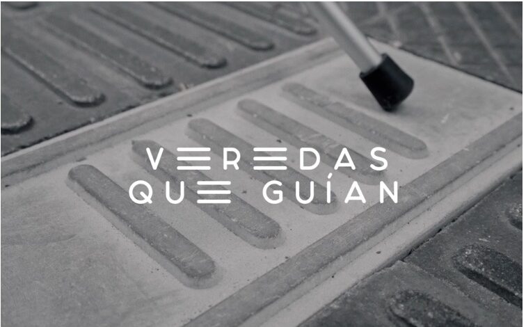 Grey Perú y Cemento Sol transforman las veredas en guías para las personas con discapacidad visual.