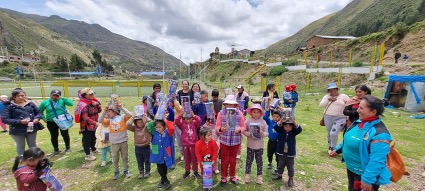 Marhnos regala sonrisas a niños de Huancavelica