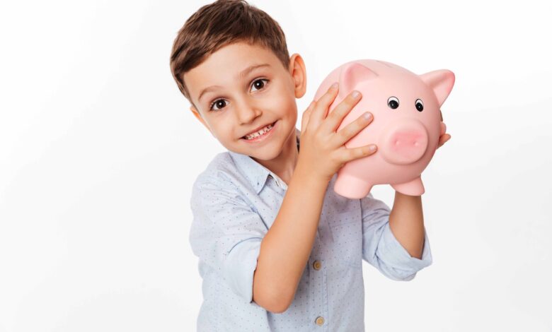 Educación financiera para niños y niñas: Cinco consejos para enseñarles a administrar su dinero