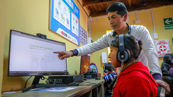 Niñas y mujeres acceden a Internet y aprenden herramientas digitales en los Centros de Acceso Digital del MTC