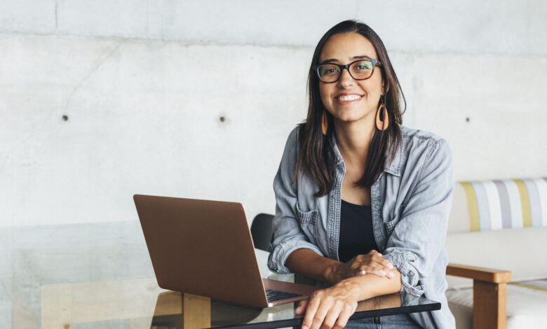 Mujeres priorizan la flexibilidad laboral, y negocian su sueldo en menor medida que los hombres