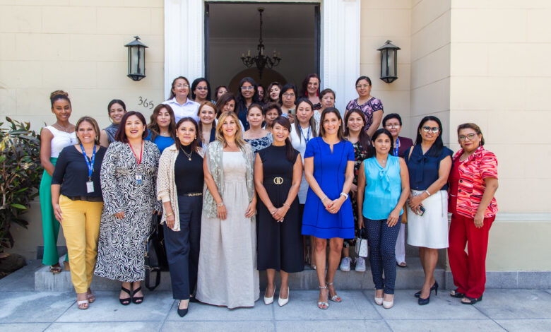 El 8,4% de las mujeres trabajadoras se desempeñan en la industria nacional
