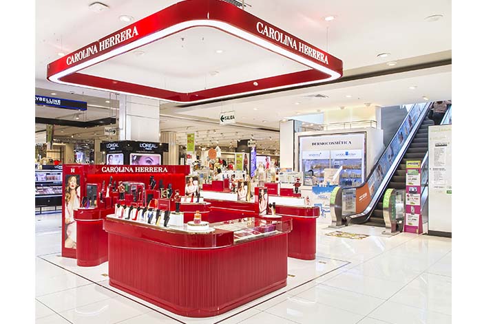 Carolina Herrera inaugura su primer mueble de fragancias con experiencia en el Perú