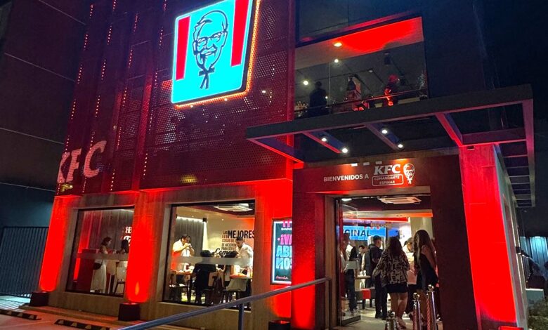 KFC celebra 43 años y sorprende a quienes le canten “Happy Birthday” por teléfono