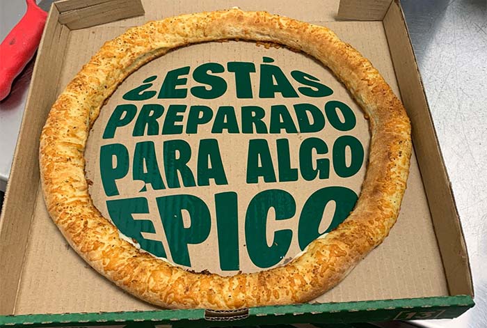Papa Johns celebra ‘20 años épicos’ en Perú con nuevo borde de 2 quesos
