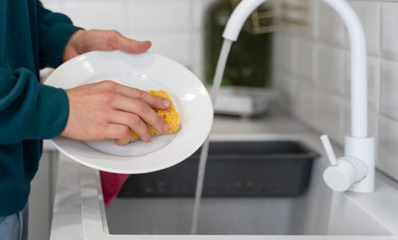 Día Mundial del Agua: ¿Ahorra más lavar a mano los platos o usar un lavavajillas?