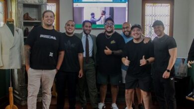 Empresario Jorge Bravo celebra tercer aniversario de su atelier que revive el arte sartorial y reafirma la moda sostenible “SASTRERÍA FIRENZE” CONQUISTA EL MERCADO DE LA MODA MASCULINA E INAUGURA TIENDA EXCLUSIVA PARA NOVIOS SASTRERÍA FIRENZE celebra sus tres años de aniversario consolidándose como la gestora en revivir el ‘arte sartorial’ que se había extinguido en Perú, y ser difusora de la experiencia de los trajes exclusivos a medida, que desde hace unos años se está convirtiendo en toda una tendencia en países de Europa y Estados Unidos para promover la moda sostenible. Su fundador y CEO, Jorge Bravo, destaca que decidió iniciar este emprendimiento con la idea principal de “confeccionar emociones a través del buen vestir” y que Perú destaque a los ojos del mundo en el arte de la sastrería que “ya se había dejado de lado en gran parte de Latinoamérica”. Iniciaron el negocio con un maestro sastre y un maestro camisero, ahora cuentan con un equipo de más de veinte personas. “Para nosotros fue un desafío emprender este negocio. Hemos cumplido tres años y el crecimiento ha ido muy bien, actualmente confeccionamos entre 30 a 40 trajes al mes y en un año unos 300 trajes aproximadamente”, comenta Bravo que junto a Sergio Hoyos y Carolina Campomanes acaban de inaugurar “Casa Firenze”, atelier ubicado en Av. Dos de Mayo en San Isidro y está enfocado especialmente a los novios. POR PRIMERA VEZ EN PERÚ CASA FIRENZE “Cuando hay un matrimonio, siempre es la novia la que se lleva el protagonismo, pero en Casa Firenze el novio será protagonista y vivirá esa experiencia. Acá es asesorado respecto a los trajes de moda, la tela, los colores, etc porque ese día especial también es suyo y andar a confeccionarse sus trajes con nuestros maestros sastres, será un lugar para ellos”, aseveró Hoyos que destaca que Firenze se suma a la moda sostenible. “El valor agregado que ofrecemos, primero es la experiencia del traje exclusivos a medida y lo segundo es que la prenda que tienes es una que te dura en el tiempo y mantiene su calidad. Nosotros trabajamos y hemos apostado por fibras naturales justamente por el tema de la durabilidad. Y eso es algo que los clientes lo valoran muchísimo”, acota Bravo que cuenta entre sus clientes con conocidas figuras como el periodista Pedro Tenorio, el influencer en tecnología Phillip Chu Joy, el humorista Fernando Armas, entre otros personajes.