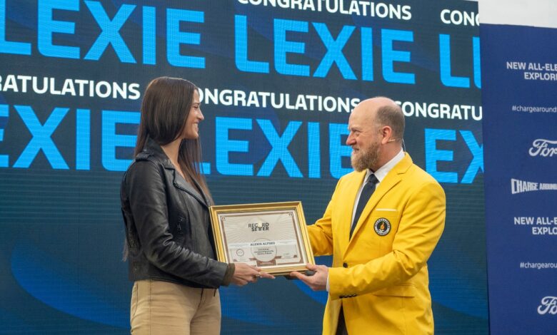 Lexie Alford batió un récord mundial con un Ford 100% eléctrico al completar una vuelta al mundo de 30 000 Km.