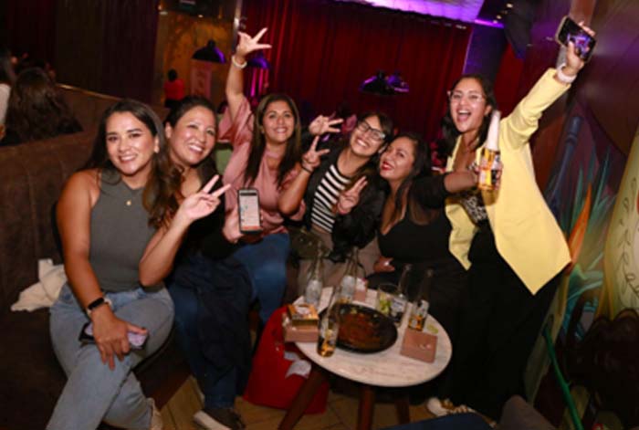 PeruRail, empresa líder de trenes del Perú, celebró ayer, en el local Rosa Mezcal de Miraflores, a todas las mamás de las 50 top agencias de viaje de Lima. En el evento se realizó un brindis que estuvo a cargo de Antonella Maggi, Directora de Ventas y Marketing, agradeciendo a todas las mamás trabajadoras por su dedicación y esfuerzo constante. Durante la celebración, disfrutaron del show de mariachis, que interpretaron canciones clásicas, un DJ especializado que colocó mezclas para cantar y bailar, además de un momento de karaoke en el que las mamás pudieron demostrar su talento vocal. La celebración fue un éxito rotundo y las madres presentes se mostraron muy contentas con la organización y la atención recibida. PeruRail reafirma su compromiso con las agencias de viaje y con el desarrollo del turismo en el Perú. Buscando constantemente maneras de integrar a sus colaboradores, organizando eventos recreativos que pongan de relieve su compromiso con el bienestar y la importancia que le atribuye a cada uno de ellos.