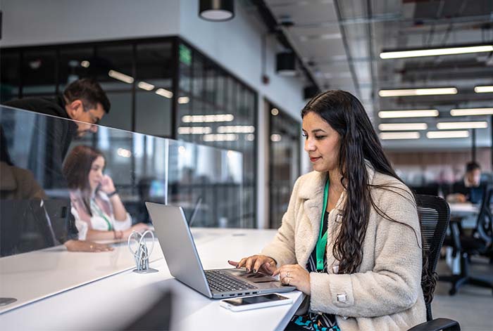 El 60% de los CEOs indica que sus equipos tienen habilidades y conocimientos para incorporar la IA Generativa en sus empleados