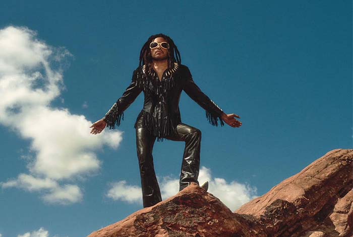 La preventa para el concierto de Lenny Kravitz en Lima se inició con éxito. Este importante evento cuenta con una nueva y atractiva opción de ticketera que ha llegado a nuestro país. Se trata de Uneticket, un novedoso sistema de venta de entradas que cuenta con una plataforma segura y robusta con mejoras constantes, entendiendo los requerimientos del público peruano, y cuyo primer espectáculo con el que ha iniciado operaciones en Perú ha sido el show del icono del rock mundial. La ticketera cuenta con un moderno sistema para digitalizar la venta de boletos, dándole a los usuarios la mejor experiencia de compra online. Para cada concierto o evento, Uneticket contará con taquilla física personal y con personal y equipos para la venta en puerta con POS, con tarjetas de crédito, débito y en efectivo. Personal y equipos PDA (personal digital assistant) para el control de ingreso a sus eventos masivos de última generación, interconectados en línea para validar y garantizar la veracidad de las entradas de manera rápida. EI control de acceso se podrá hacer leyendo el código QR de las entradas o el DNI del portador. Además contarán con lectura online y lectura offline a modo de contingencia. “Hemos iniciado operaciones en el país, con un equipo altamente capacitado. Nuestra plataforma trae desarrollos innovadores, donde los usuarios podrán comprar entradas para todo tipo de espectáculos, experiencias, eventos deportivos y generar momentos inolvidables”, destacó el director de Uneticket, Leonardo Reyes, quien añadió que la empresa iniciará operaciones también en Chile, Argentina y Venezuela en el segundo semestre de este año. Sin duda Uneticket se presenta como alternativa fresca y confiable en lo referente en venta de entradas para todo tipo de eventos. El primer concierto con el que cuenta con este novedoso sistema es el de Lenny Kravitz, el cual se realizará el 8 de diciembre en el Arena 1 de San Miguel en una coproducción de Jorge Fernández y Jorge Ferrand. Los fanáticos de la música y de diversos eventos contarán ahora con una ticketera en la que podrán confiar siempre y disfrutar de los espectáculos más importantes que se realizarán en nuestro país.