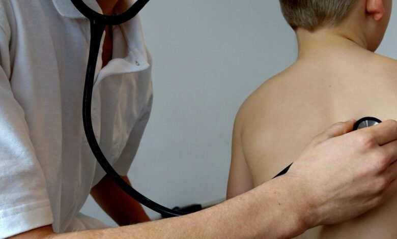 Niños y adultos mayores: ¿Qué deben considerar para prevenir enfermedades respiratorias por bajas temperaturas?