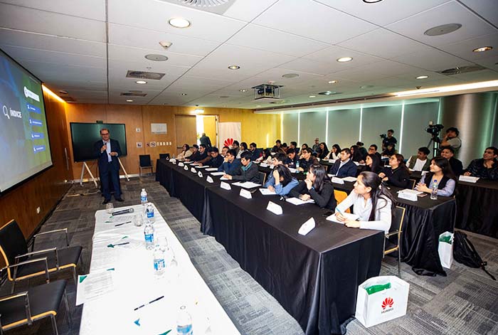 Semillas para el Futuro en Perú: Estudiantes universitarios inician su formación en tecnología