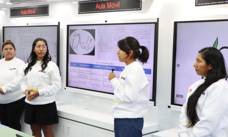 Capacitan a jóvenes emprendedores de Moquegua a través del Aula Móvil