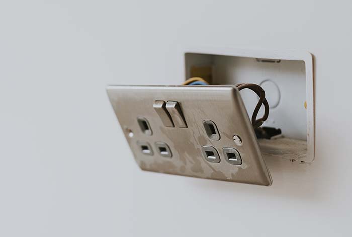 ¿Cómo proteger tus equipos eléctricos de la humedad en Lima?