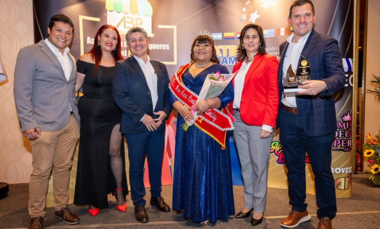 Arca Continental en Perú ha sido reconocida como el mejor proveedor del año por la Asociación de Bodegueros del Perú gracias a su contribución y compromiso con los negocios emergentes a lo largo de todo el territorio nacional. Actualmente, la embotelladora oficial de Coca-Cola Perú atiende a más de 370,000 bodegas. “En Arca Continental en Perú entendemos la relevancia que tienen las bodegas para nuestro negocio y la economía del país; por ello, seguimos trabajando arduamente para impulsar su crecimiento. Buscamos avanzar a la par con nuestros socios y socias bodegueras, compartiendo herramientas y conocimiento para que puedan maximizar sus ventas de la mano de nuestro amplio portafolio”, señaló Allan Trigoso, gerente Comercial en Arca Continental en Perú. Con motivo del Día del Bodeguero, la empresa participó de la celebración organizada por la ABP, junto con su Escuela de Negocios Coca-Cola que este año celebra su aniversario número 20. Este evento, al que asistieron más de 400 empresarios bodegueros, tuvo una duración de tres días, incluyendo la ExpoBodega en la que se ofrecieron a los participantes descuentos, útiles ponencias, concursos y premios. Esta cita contó con la participación de figuras destacadas, como Sergio Gonzáles, ministro de la Producción, quien subrayó la importancia de los bodegueros en la economía familiar. También estuvieron presentes Alfonso Bustamante, presidente de la CONFIEP, Felipe James, presidente de la Sociedad Nacional de Industrias, así como diversos artistas nacionales.